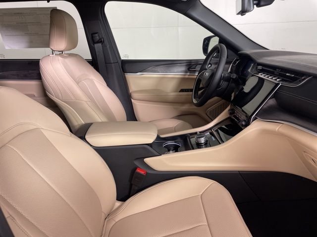 New 2025 Silver Zynith Exterior Paint Jeep Limited image 13