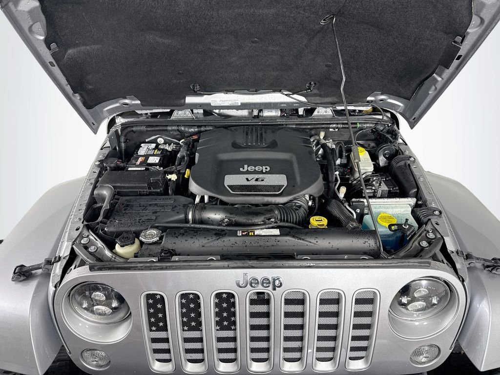 Used 2016 Silver Jeep Sahara image 26