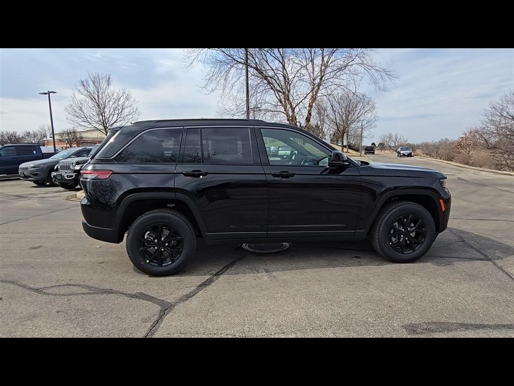 New 2026 Diamond Black Crystal Pearl-Coat Exterior Paint Jeep Altitude image 8