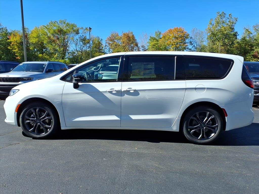 New 2026 Bright White Clear-Coat Exterior Paint Chrysler Select image 6