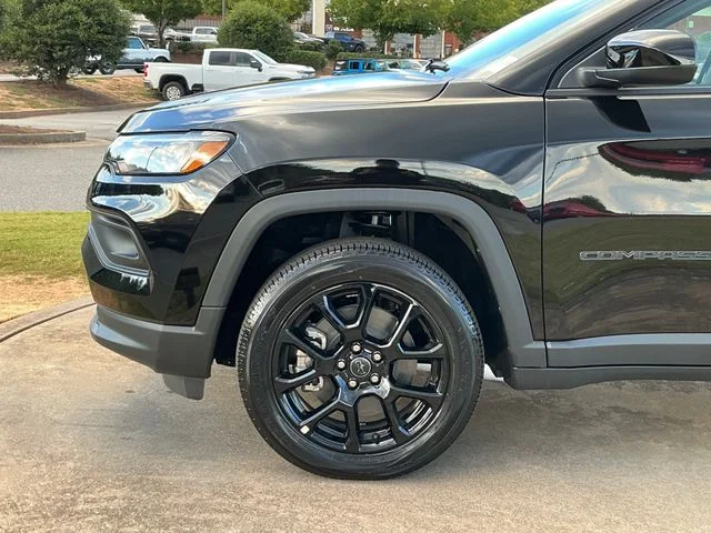New 2026 Diamond Black Crystal Pearl-Coat Exterior Paint Jeep Latitude image 12