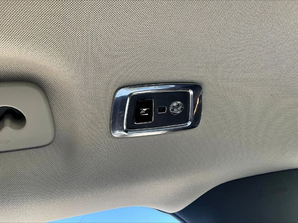 Used 2019 Silver Volvo T6 Momentum image 17