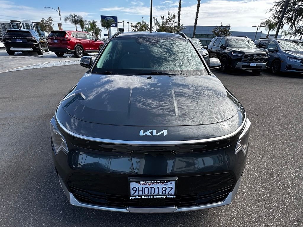 Used 2023 Gray Kia Wind image 3
