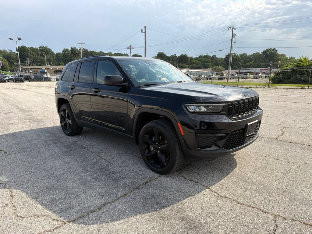 Used 2023 Diamond Black Jeep Altitude image 1