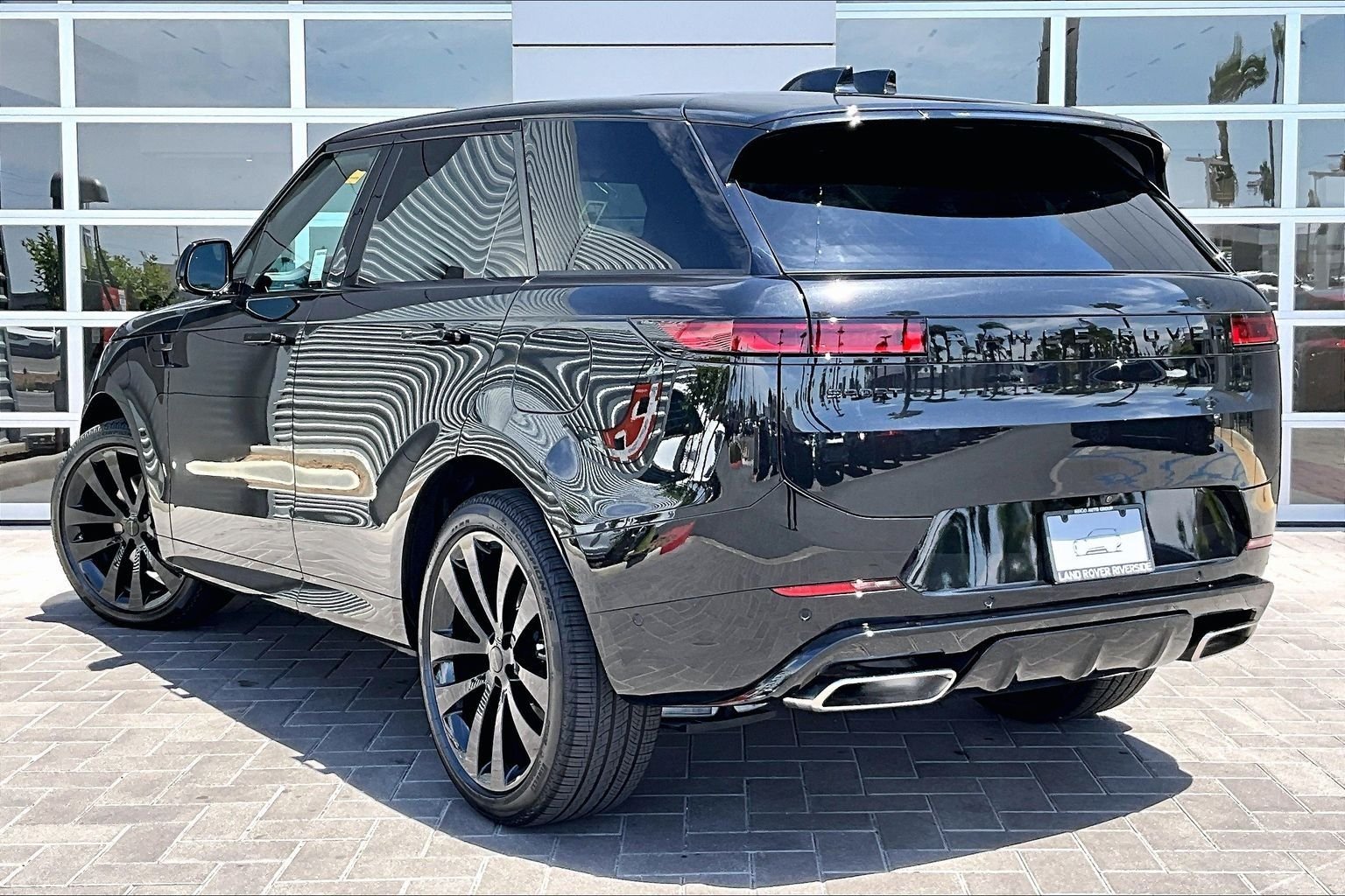 New 2026 Santorini Black Land Rover Dynamic SE image 3