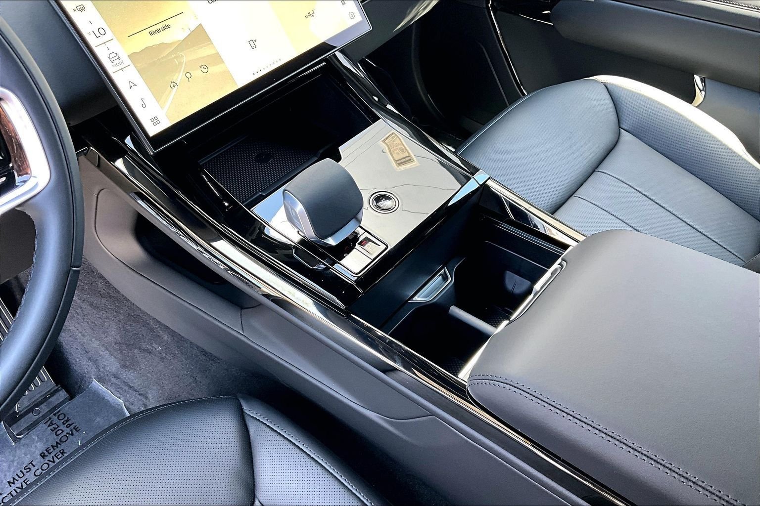 New 2026 Fuji White Land Rover SE image 8
