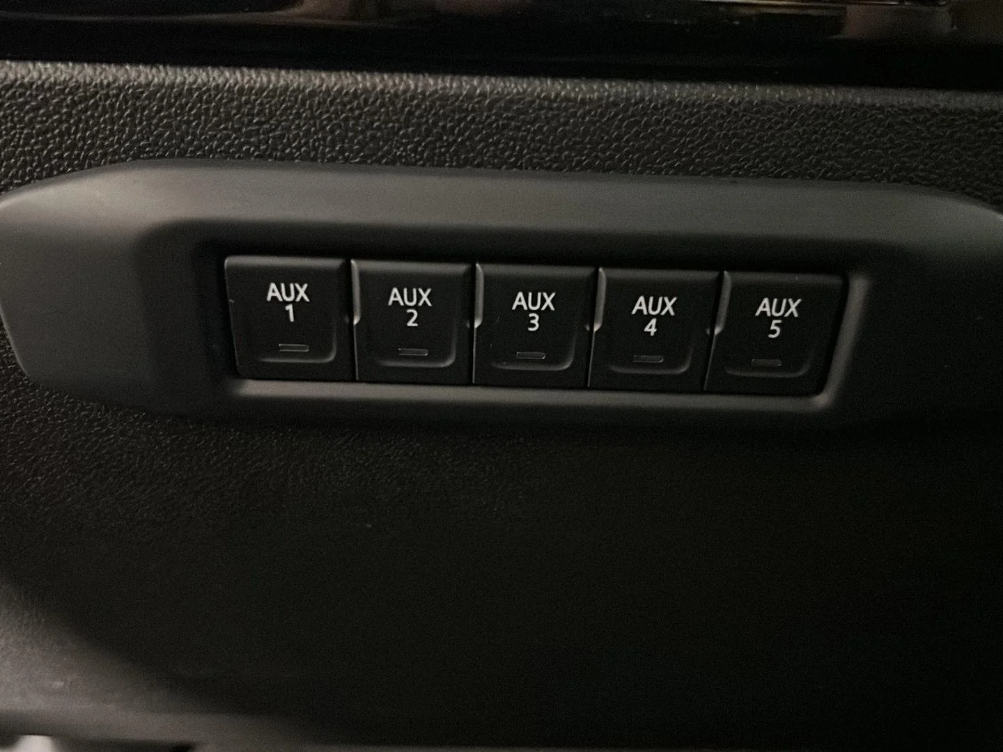 Used 2025 Sterling Metallic GMC SLE image 28