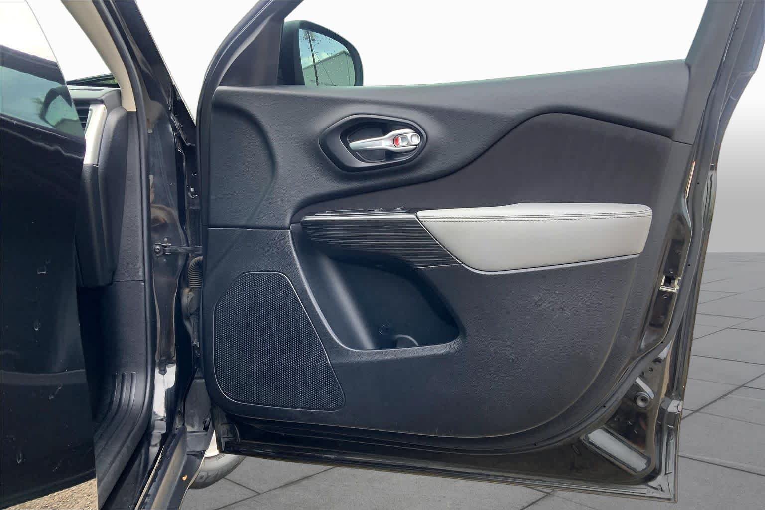 Used 2014 Brilliant Black Crystal Pearlcoat Jeep Sport image 21