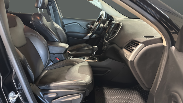 Used 2018 Diamond Black Crystal Pearlcoat Jeep Latitude Plus image 25