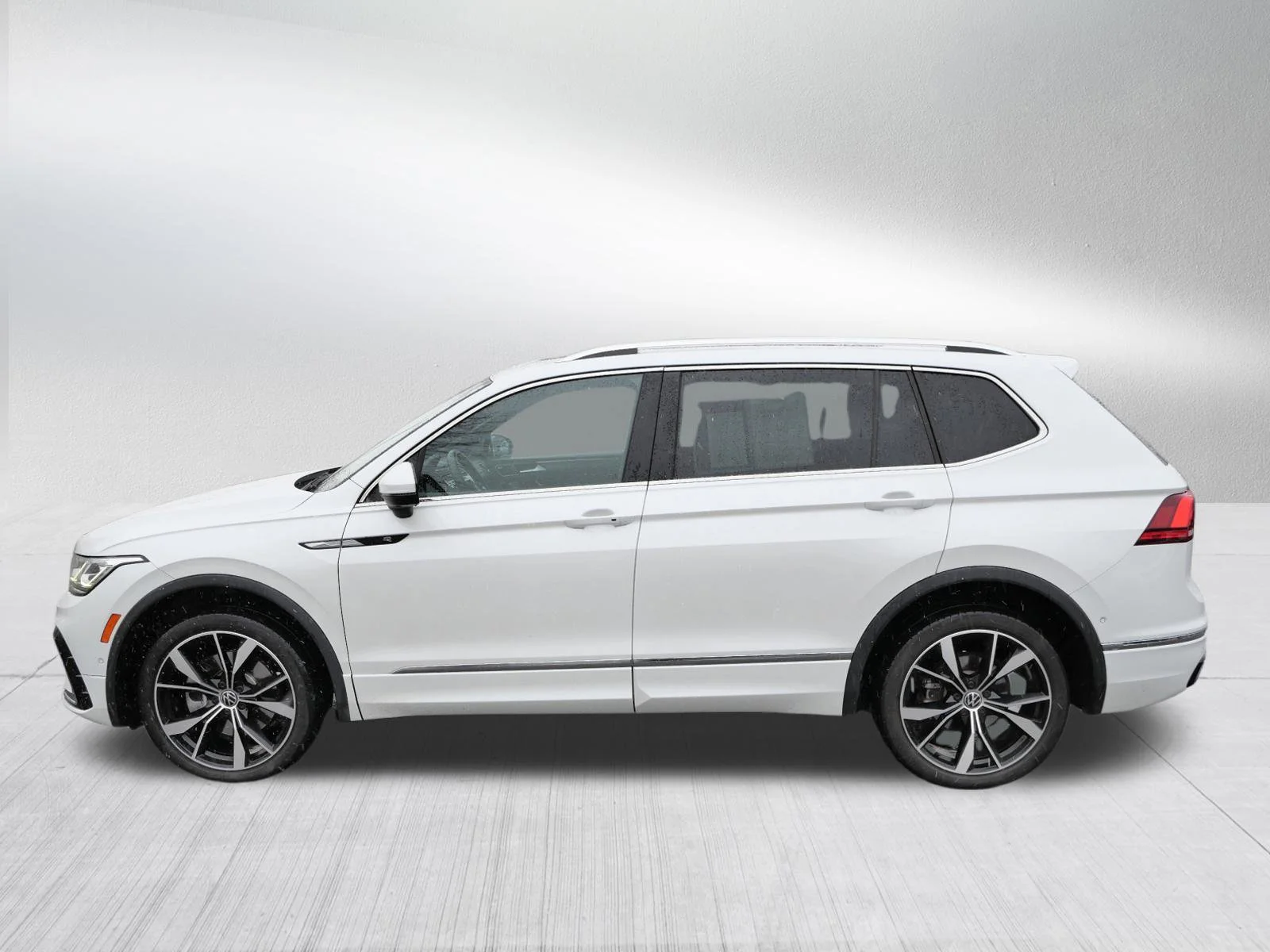 Used 2022 Oryx White Pearl Volkswagen SEL R-Line image 4