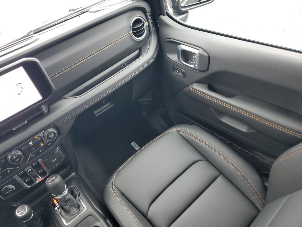 New 2026 Black Clear-Coat Exterior Paint Jeep Sahara image 18