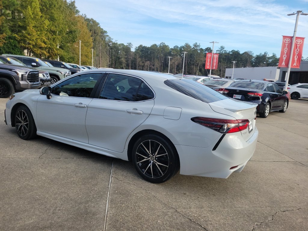Used 2022 White Toyota SE image 3