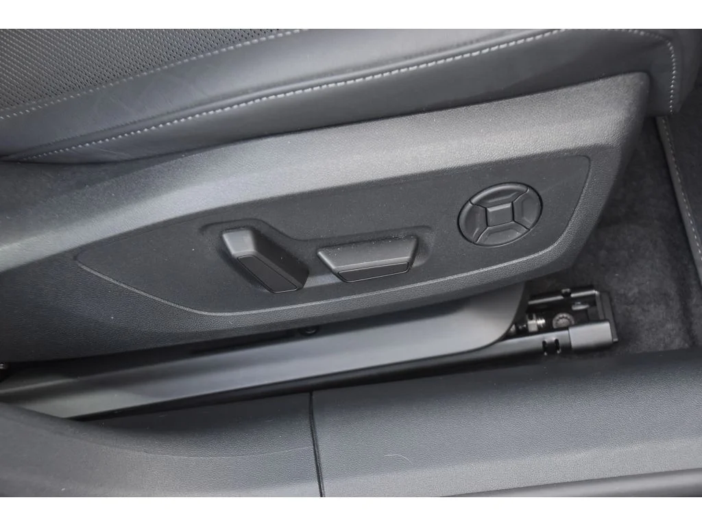 Used 2025 Florett Silver Metallic Audi Premium Plus image 30