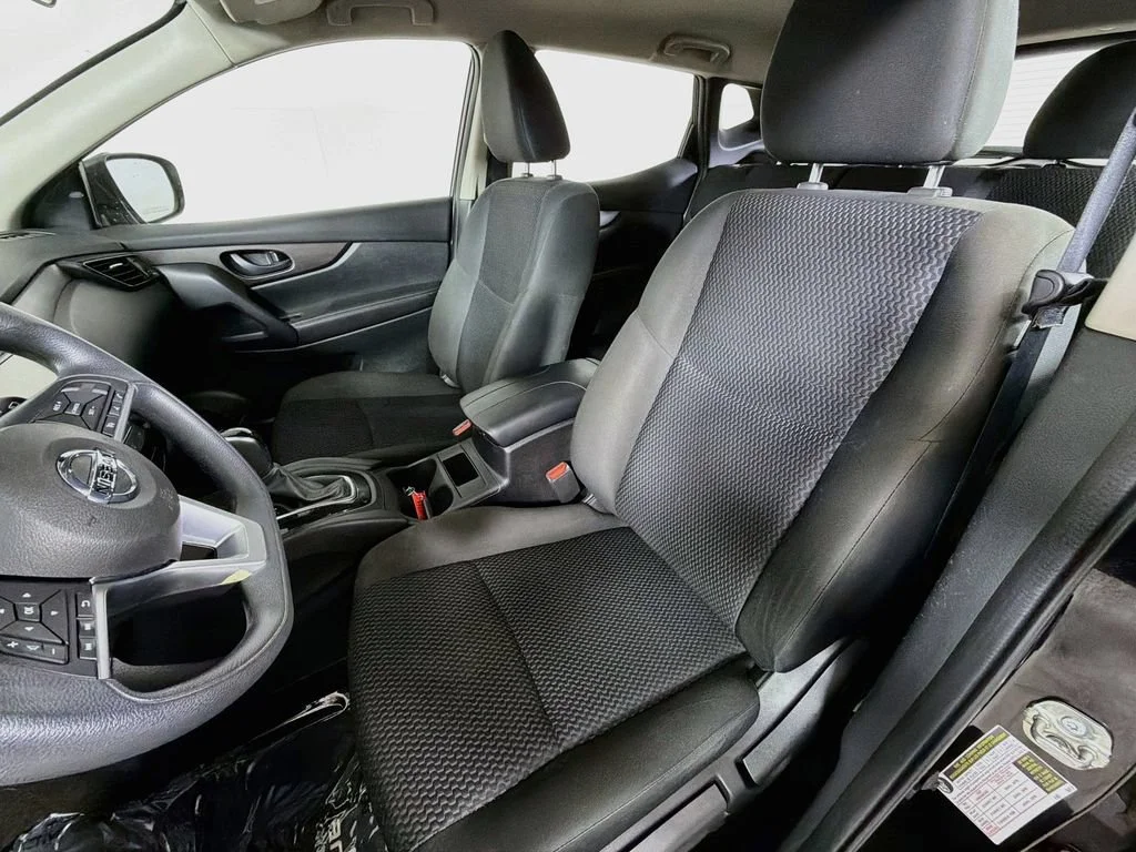 Used 2021  Nissan S image 12