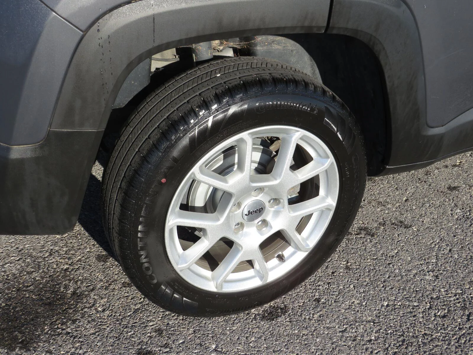 Used 2023 Graphite Gray Jeep Latitude image 10