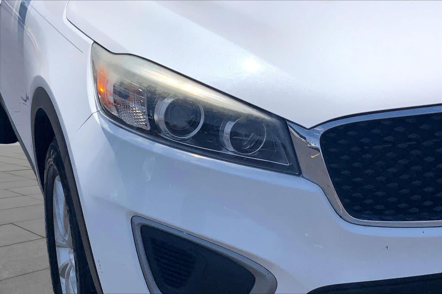 Used 2016 Snow White Pearl Kia LX image 28