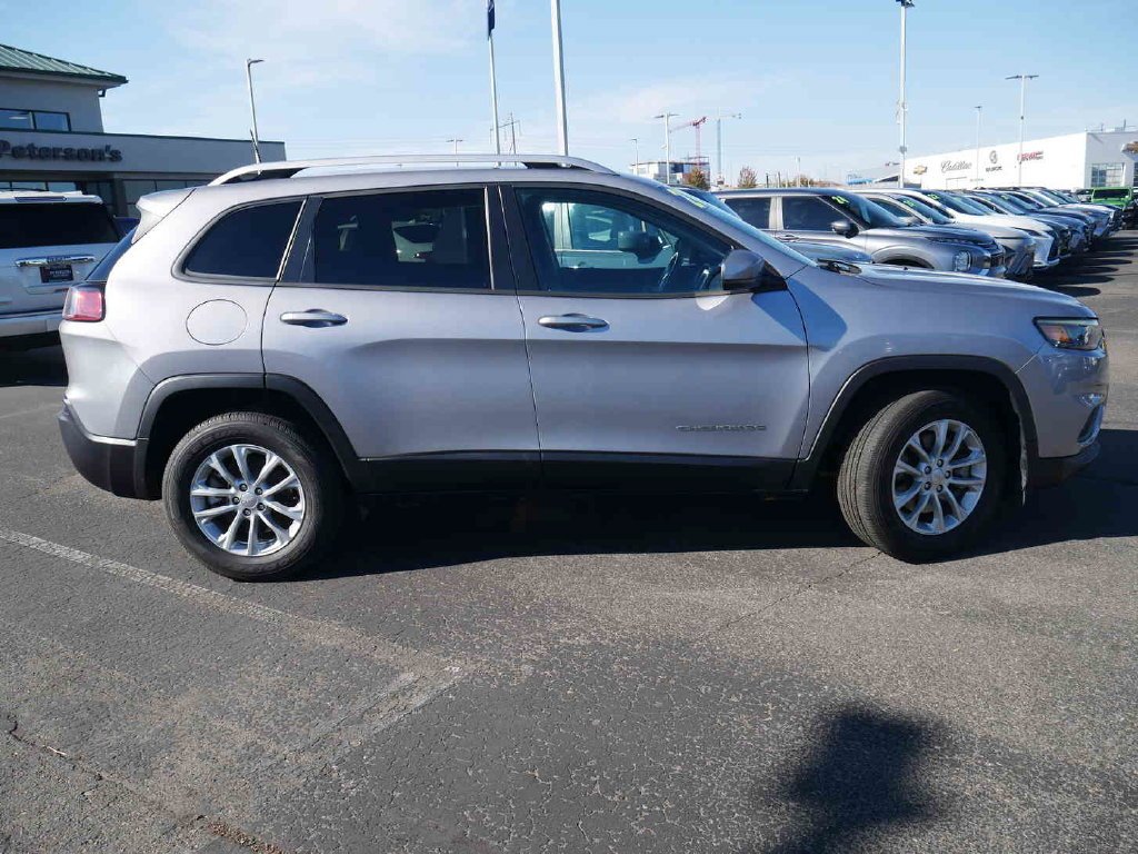 Used 2021 Silver Jeep Latitude image 18