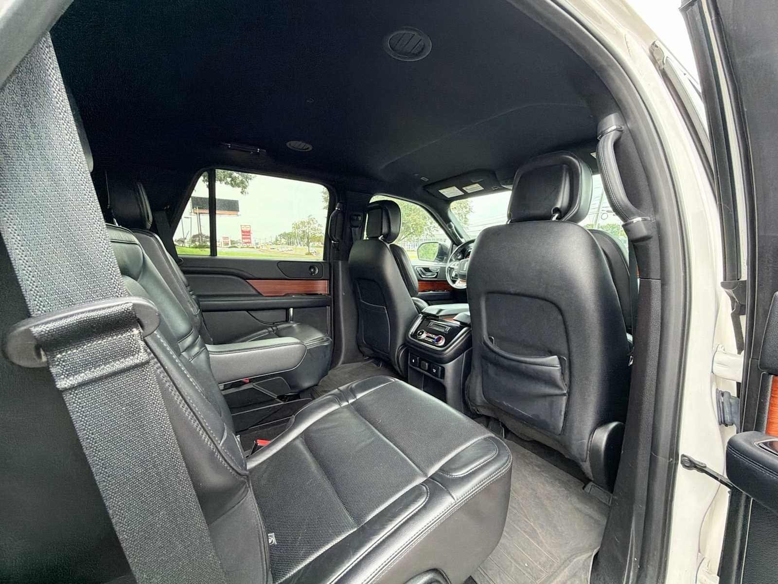 Used 2019 White Platinum Metallic Tri-Coat Lincoln Select image 14