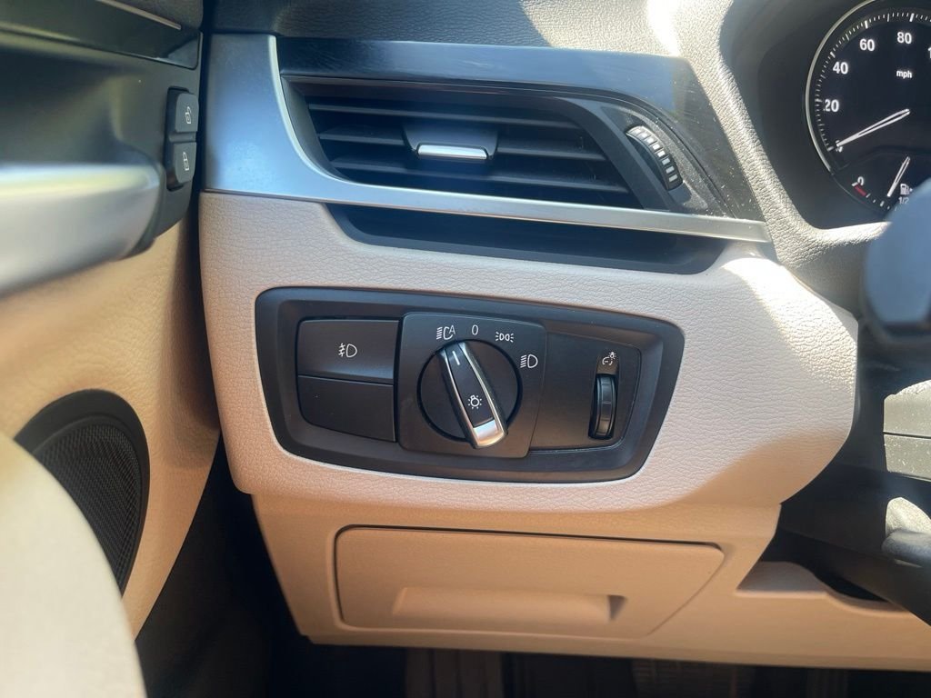 Used 2018  BMW xDrive28i image 23