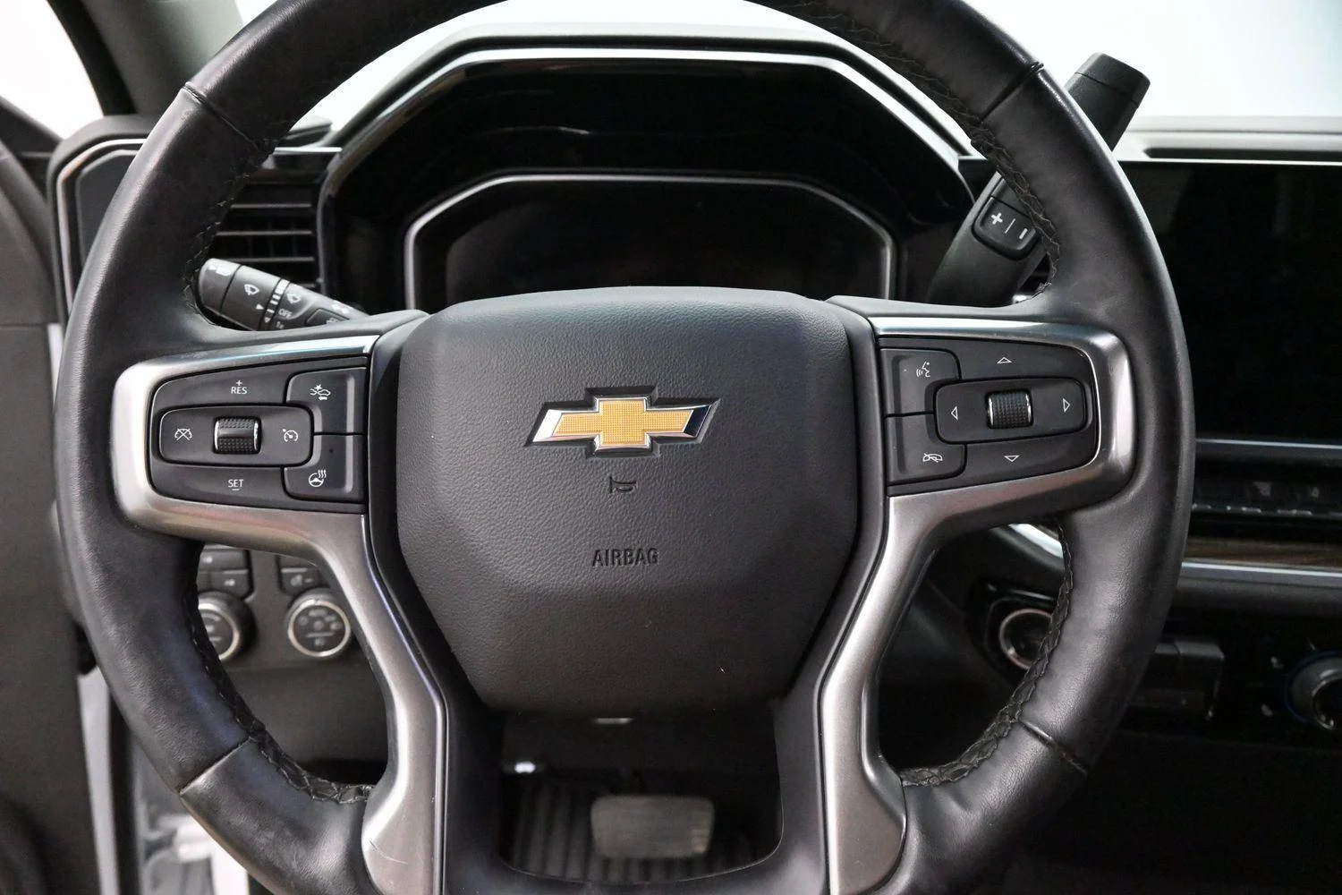 Used 2025 Summit White Chevrolet LT image 17