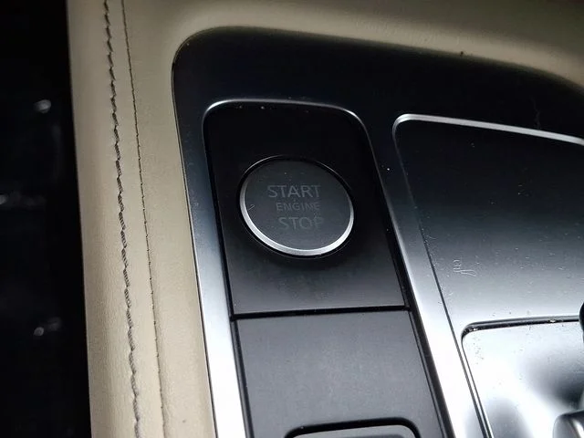 Used 2025 White INFINITI Sensory image 26