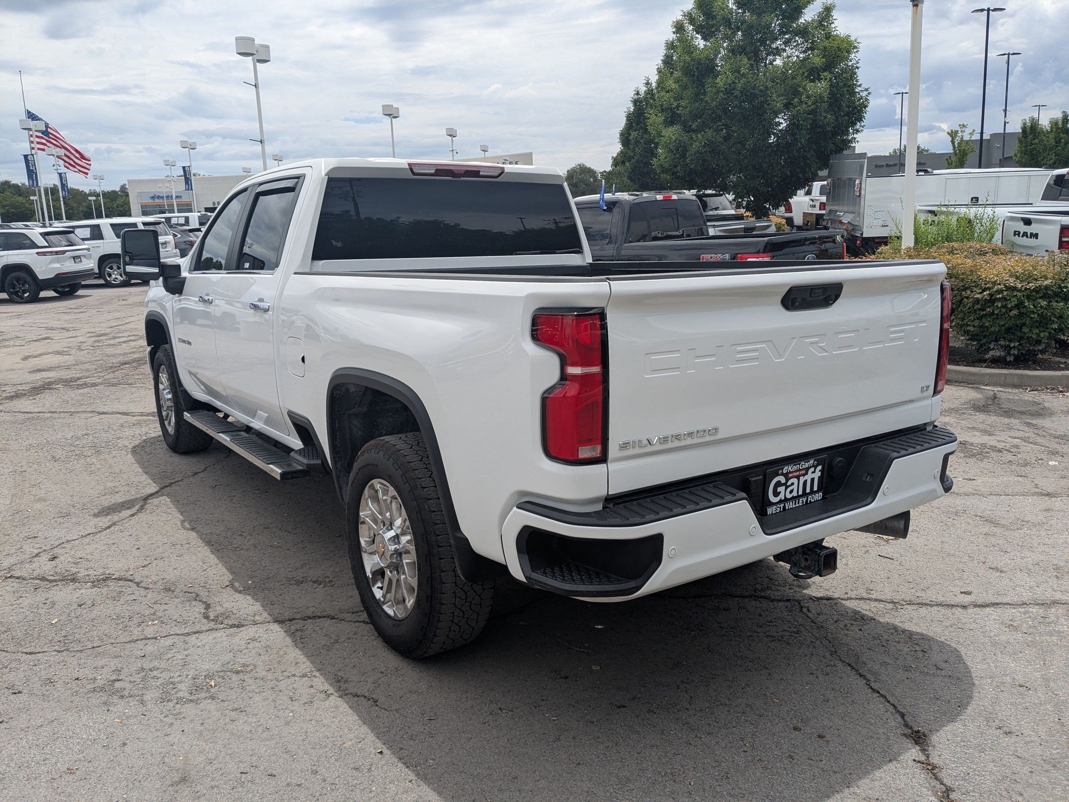 Used 2025 Summit White Chevrolet LT image 5