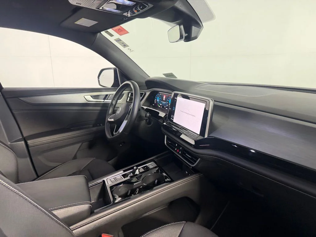 2025 Volkswagen Atlas Cross Sport SE w/Tech - Photo 30