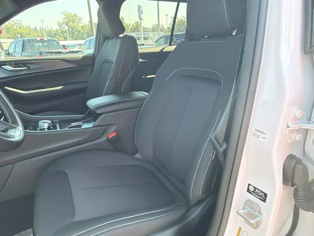 New 2026 Bright White Clear-Coat Exterior Paint Jeep Laredo image 20
