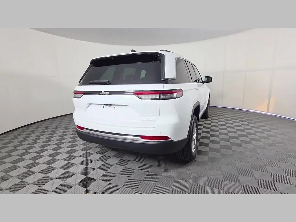 New 2026 Bright White Clear-Coat Exterior Paint Jeep Laredo X image 30