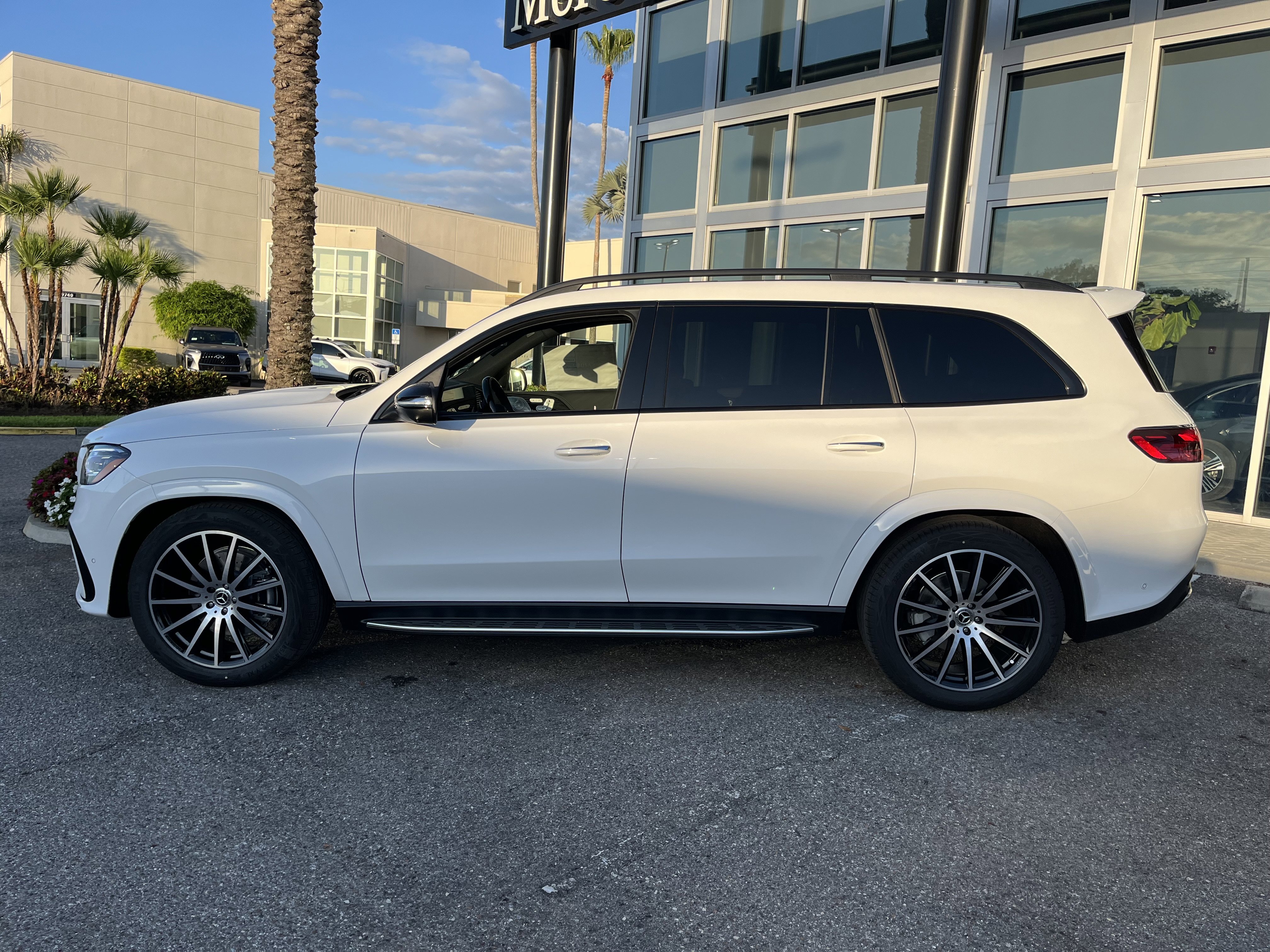 New 2026 MANUFAKTUR Moonlight White Metallic Mercedes-Benz GLS 580 image 3