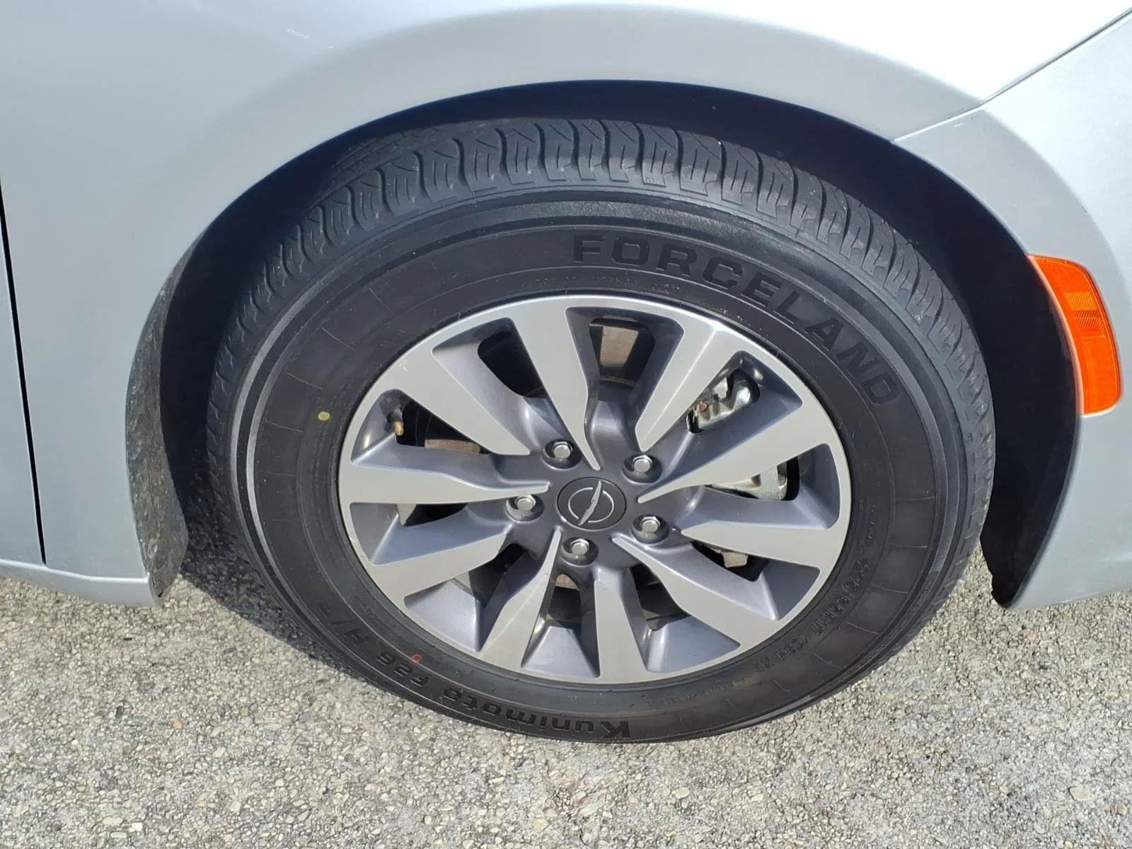 Used 2023 Silver Mist Clearcoat Chrysler Hybrid Touring L image 5