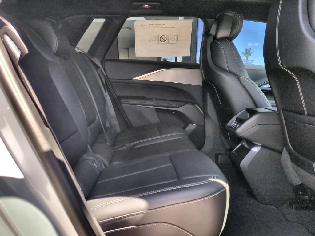 New 2027 Vibrant White Tricoat Cadillac Luxury image 30