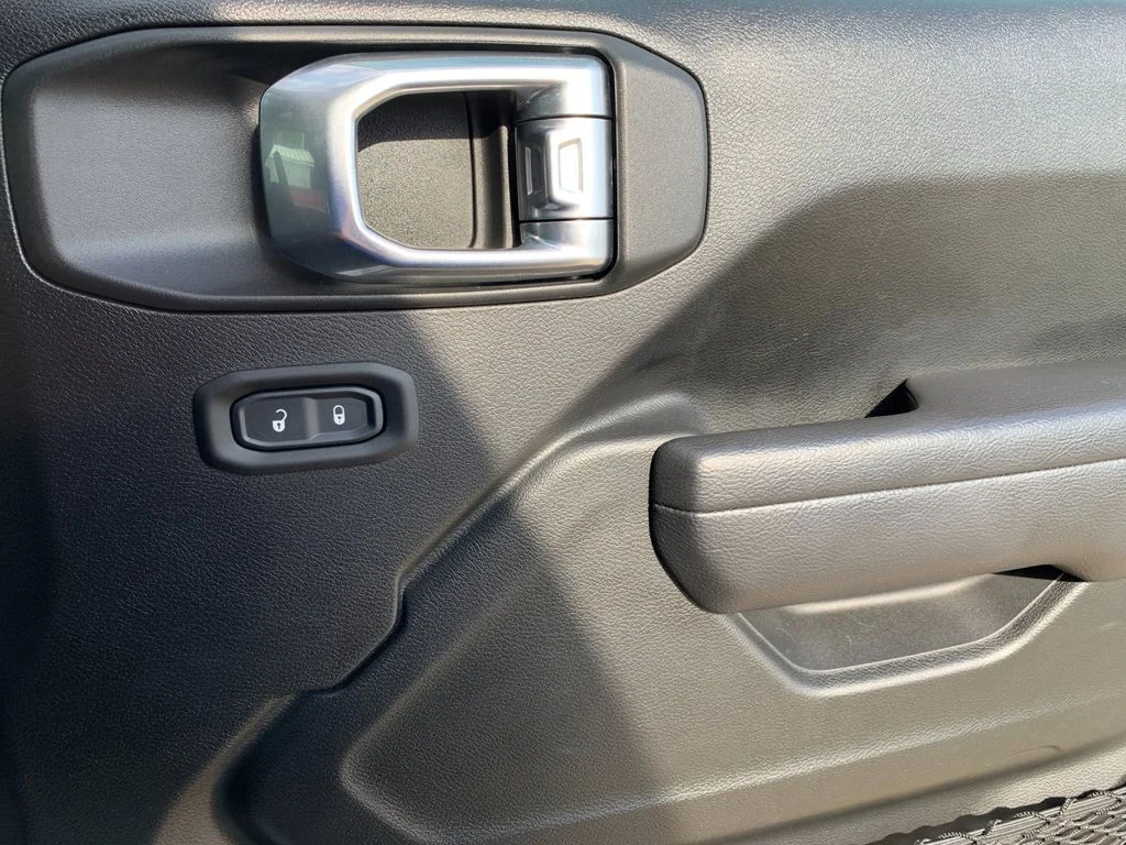 Used 2022 White Jeep Sport S image 20