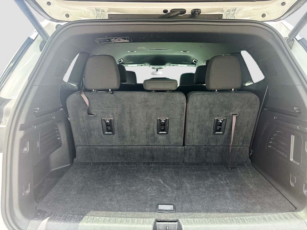 Used 2025 Summit White GMC Elevation image 10