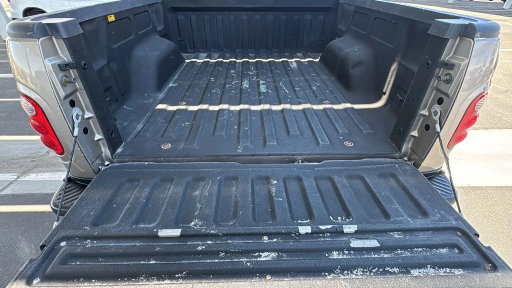 Used 2001 Beige Ford Lariat image 24