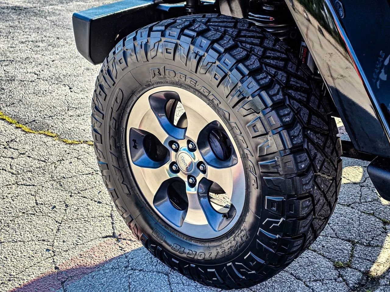 Used 2016 Black Jeep Sahara image 7