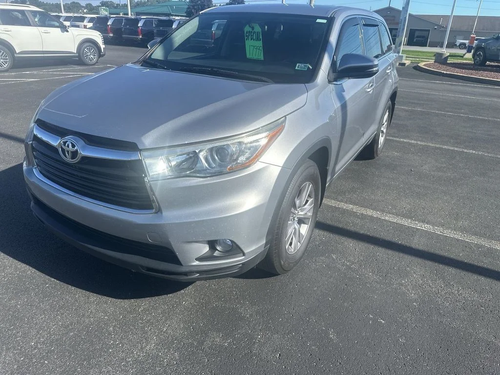 Used 2016 Silver Toyota LE V6 image 4