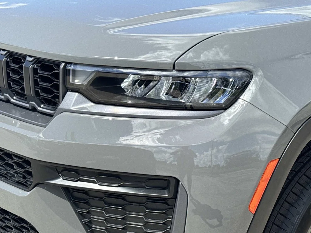 New 2027 Gray Jeep Laredo Altitude image 5