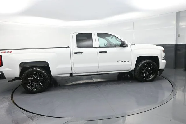 Used 2016 White Chevrolet Custom image 11