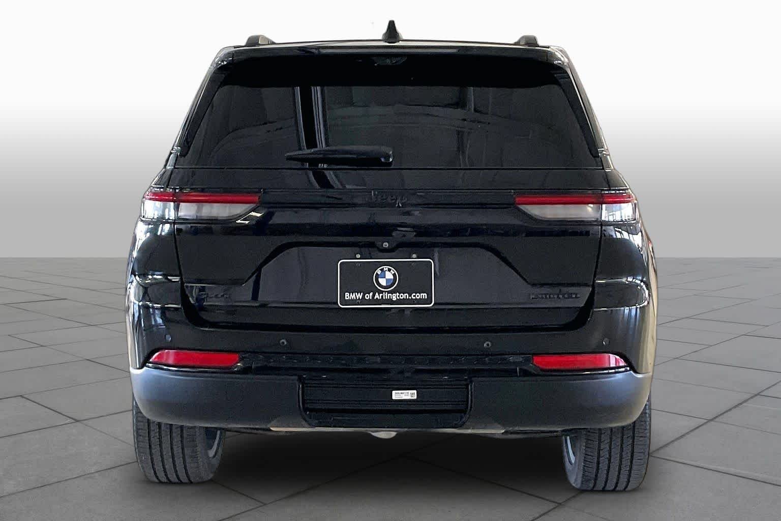 Used 2023 Diamond Black Crystal Pearlcoat Jeep Limited image 4