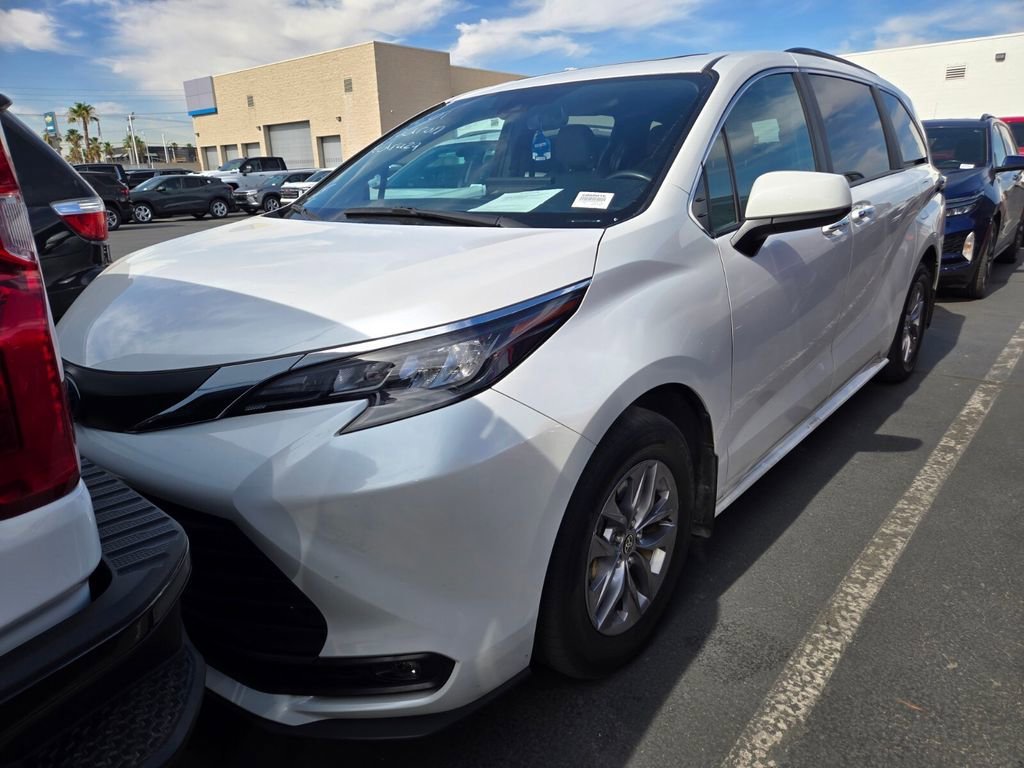 2025 Toyota Sienna XLE 8-Passenger Hybrid FWD's photo