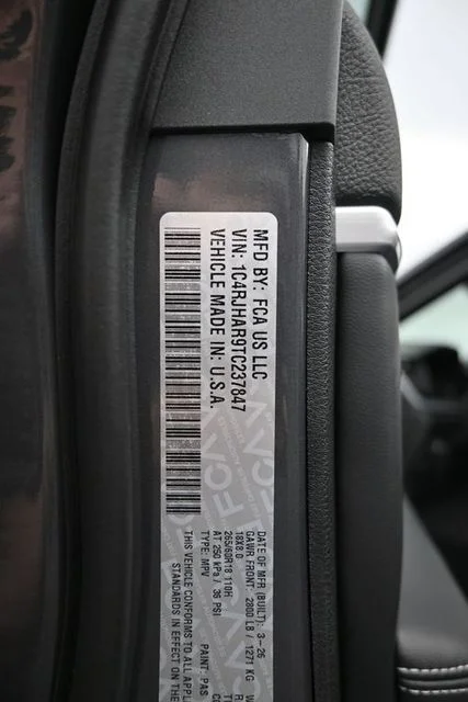 New 2026 Baltic Gray Metallic Clear-Coat Exterior Paint Jeep Altitude image 29