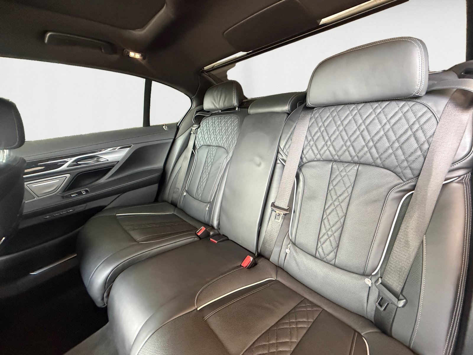 Used 2020 Bemina Grey Amber Effect BMW 750i xDrive image 13