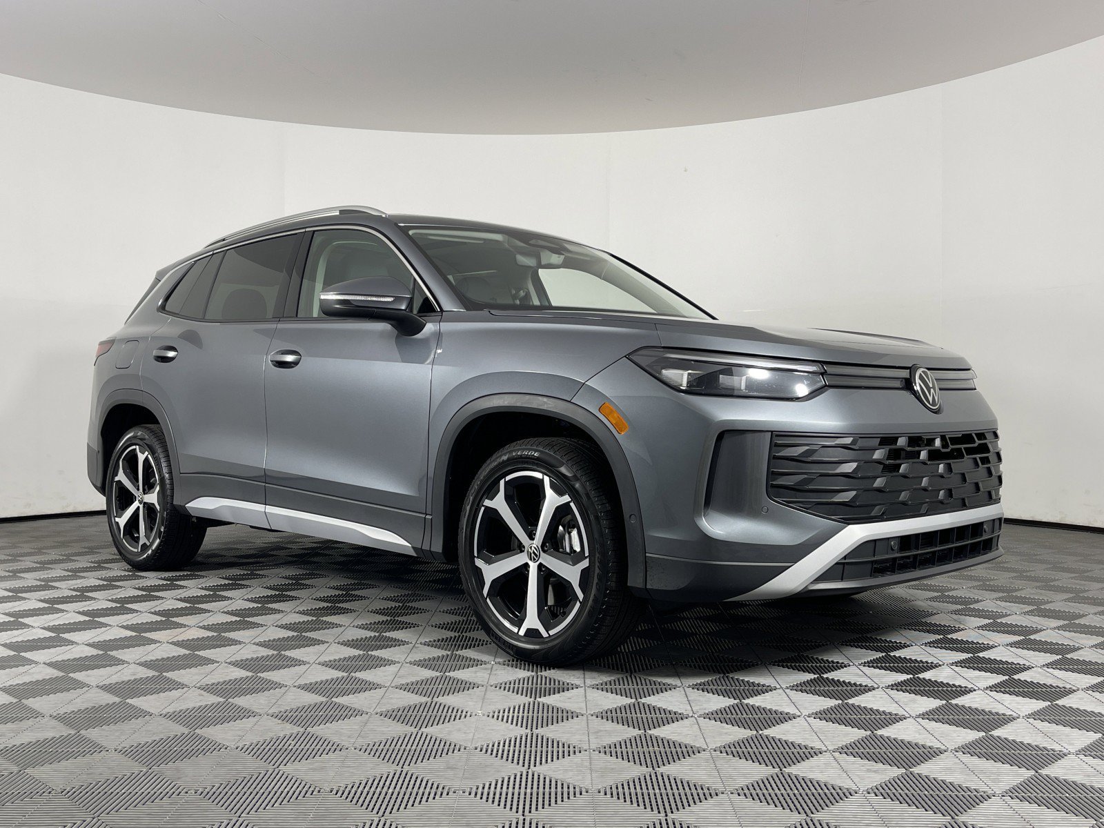 2025 Volkswagen Tiguan SE - Photo 18