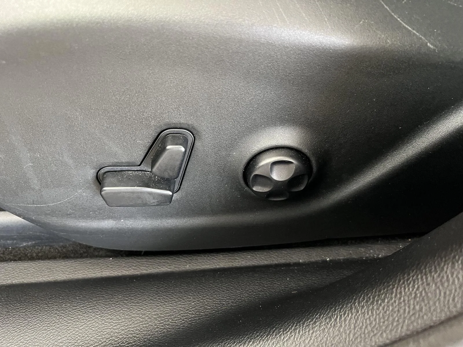 Used 2020  Jeep Limited image 5
