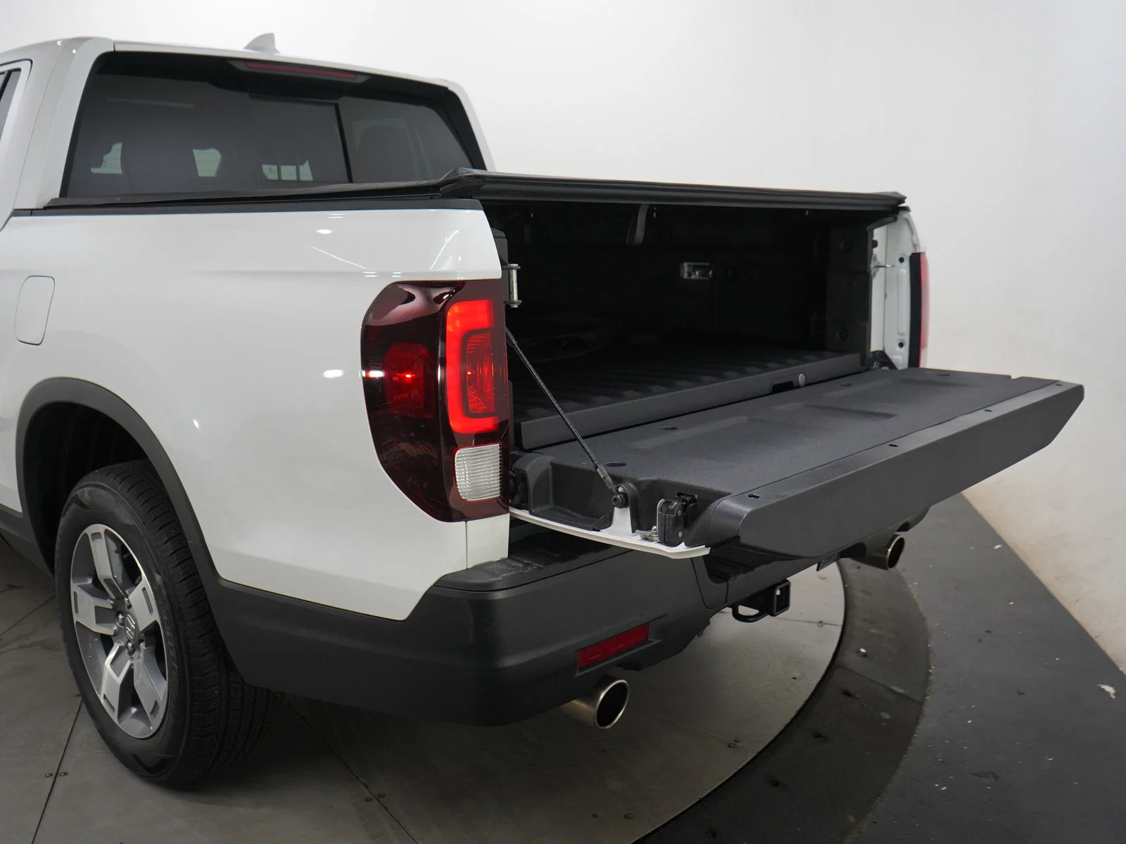 Used 2025 White Honda ridgeline image 9