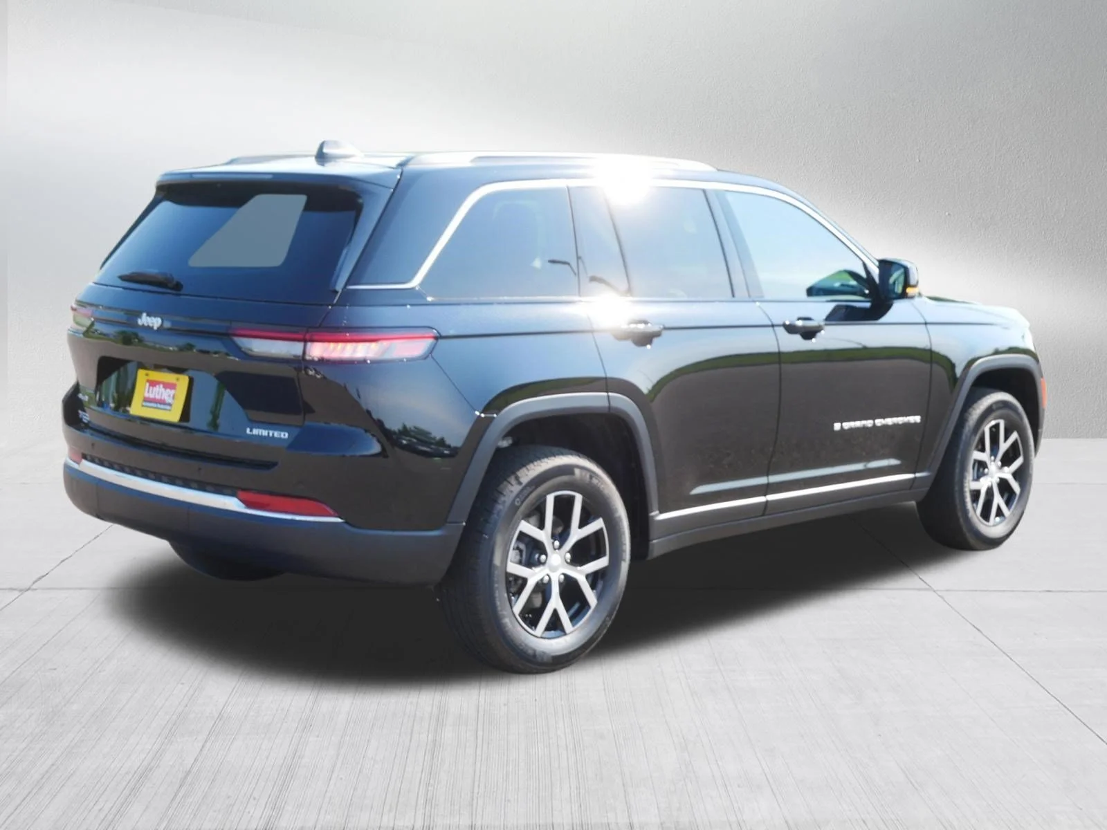 Used 2025 Diamond Black Crystal Pearlcoat Jeep Limited image 7