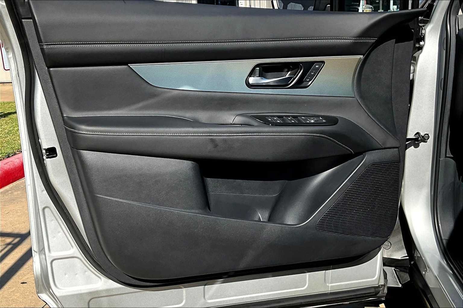 Used 2025 Brilliant Silver Metallic Nissan SL image 20