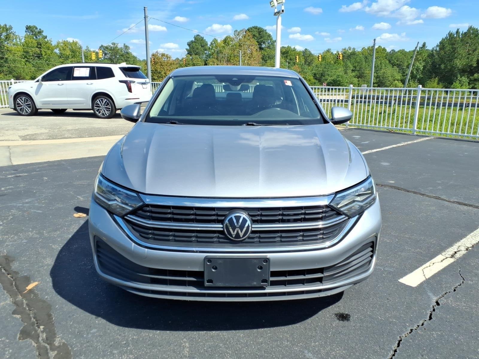 Used 2023 Pyrite Silver Metallic Volkswagen SE image 8