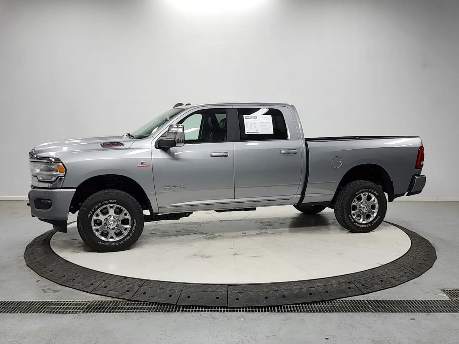 Used 2024 Silver Ram Laramie image 4